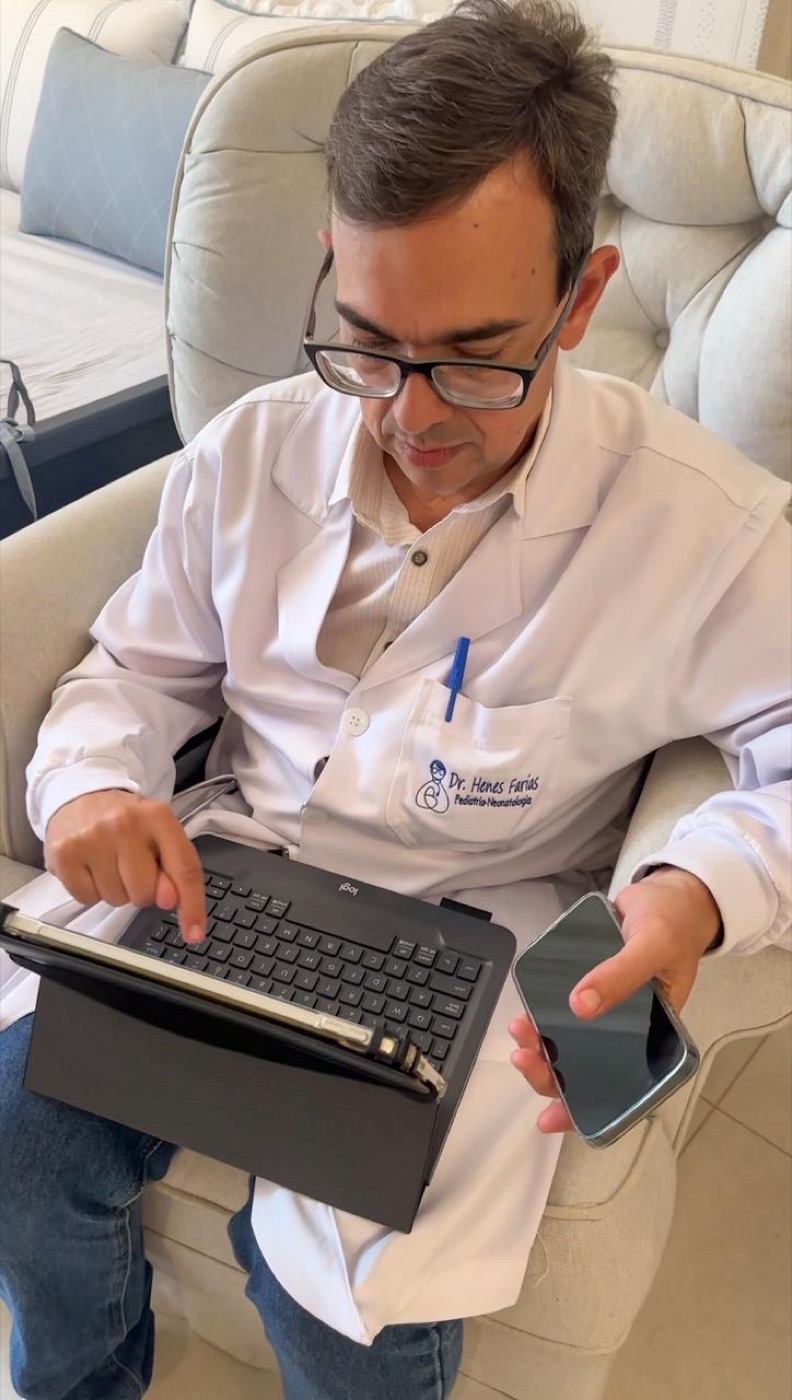 Dr. Henes Farias em avaliação clínica, com foco e atenção